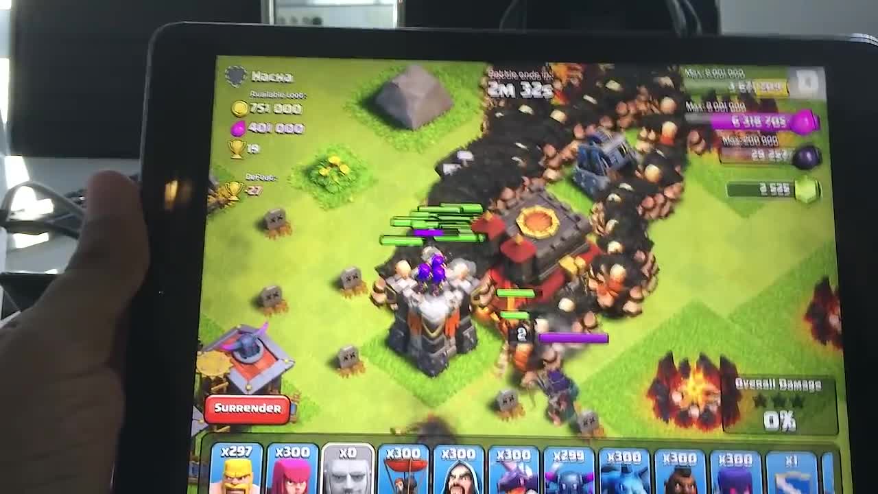 Clash of Clans Gameplay (300 v. 300) Golems | Giants