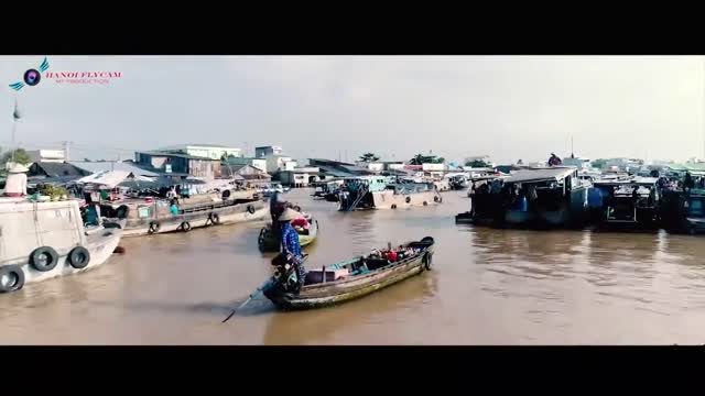 The beauty and peace of Can Tho floating market in Vietnam