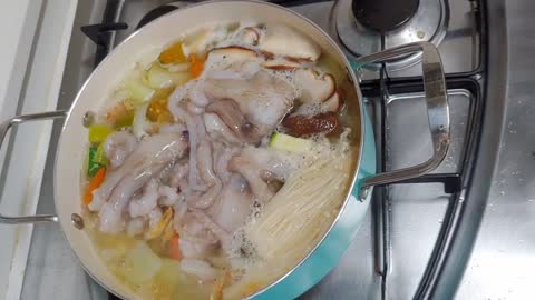 Put 4 small octopus in boiling water