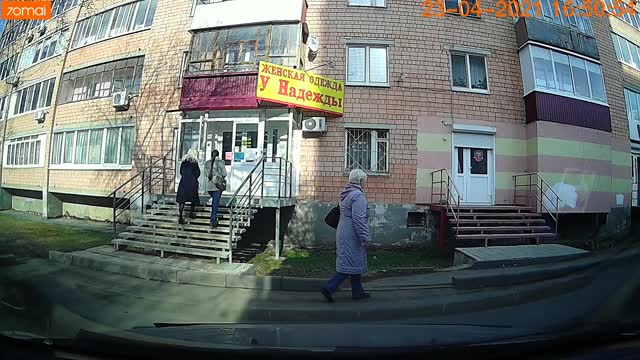 Pedestrians Have Close Call Under Collapsing Balcony