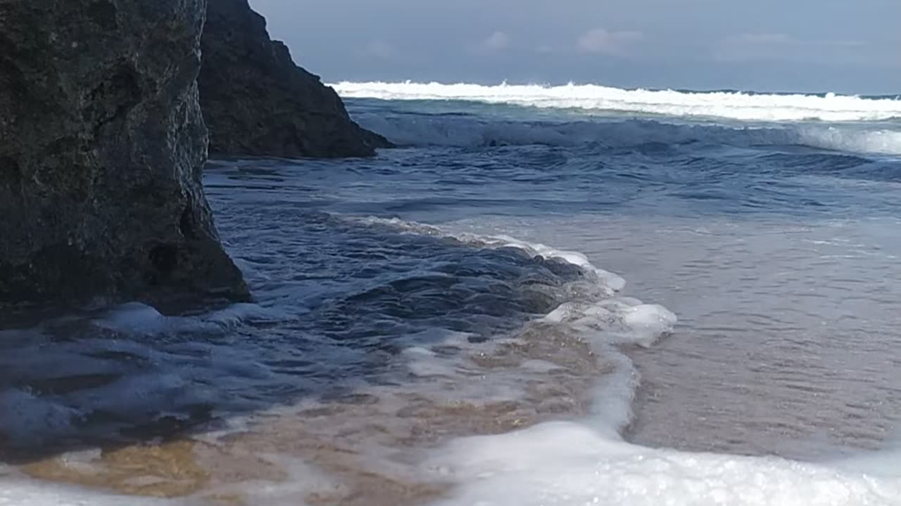 Majestic Ocean Waves: A Serene Beach Experience