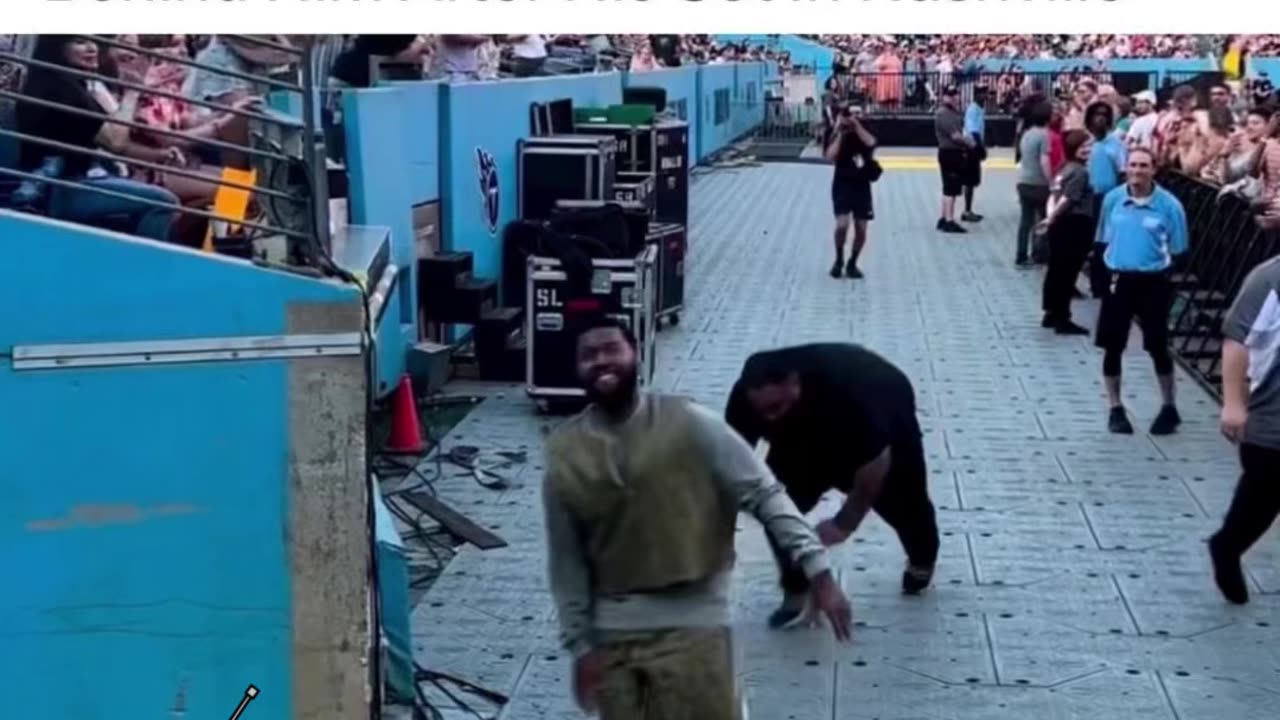 #Khalid’s security guard fell twice while running behind him after his Performance in #Nashville. 😂