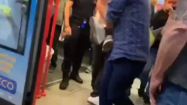 MILANO 🇮🇹 DONNA SI RIFIUTA DI INDOSSARE LA MASCHERINA IN METRO