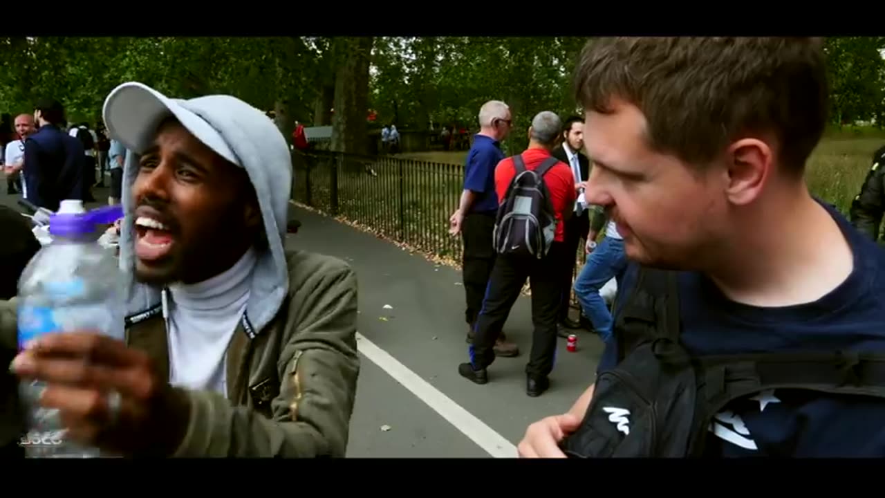 Sunni & Shia Learn about different Arabic Qurans Bob Speakers Corner