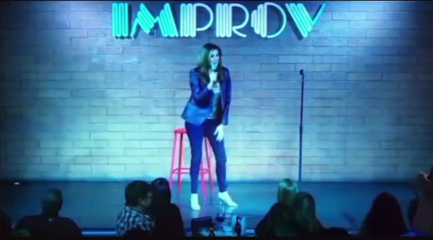 Comedian, Heather McDonald Clip of her passing out during routine, talks about vaccination,