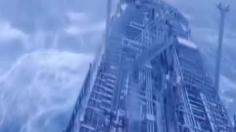 ⚓En noche cerrada, más vale vela aferrada.⚓