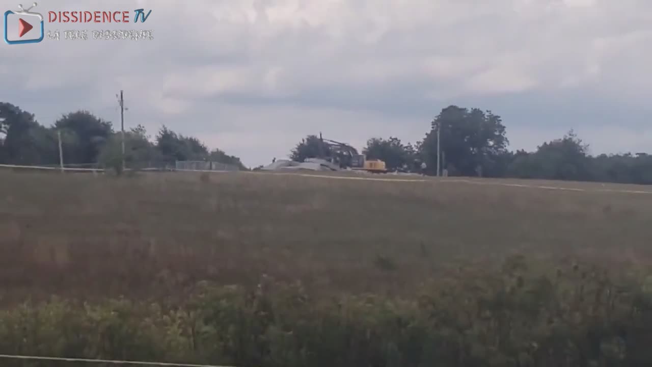 Les Georgia Guidestones sont maintenant complètement au sol.