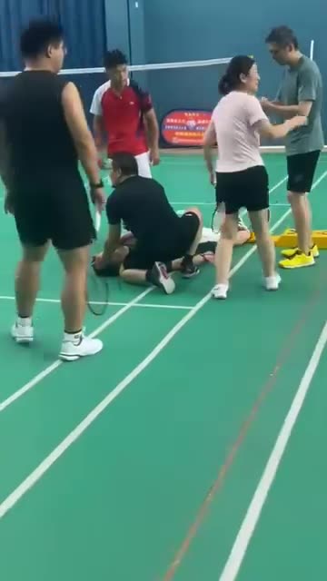 “新冠疫苗實驗針劑災難現場”_羽球場