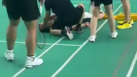 “新冠疫苗實驗針劑災難現場”_羽球場