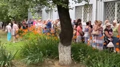 A huge queue in Kherson for pensions paid in rubles.
