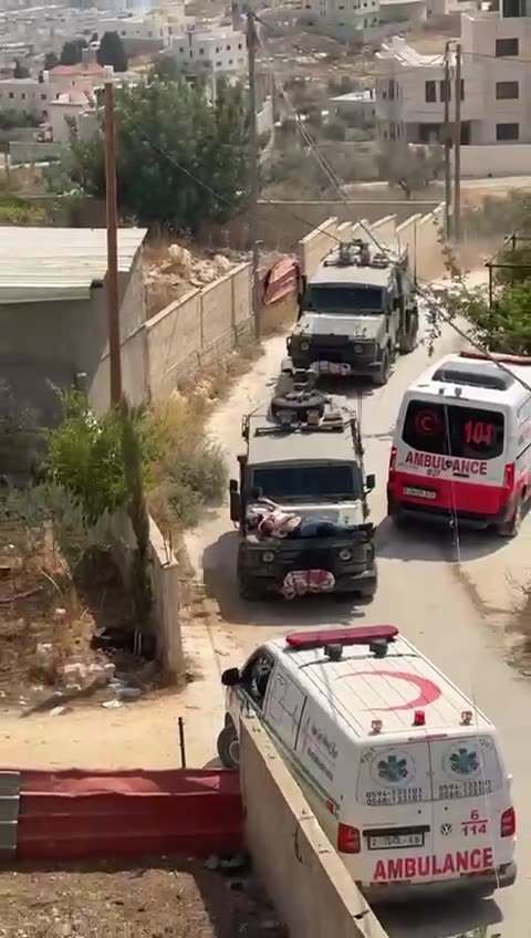 Israeli border police using a wounded terrorist as human shield against RPG