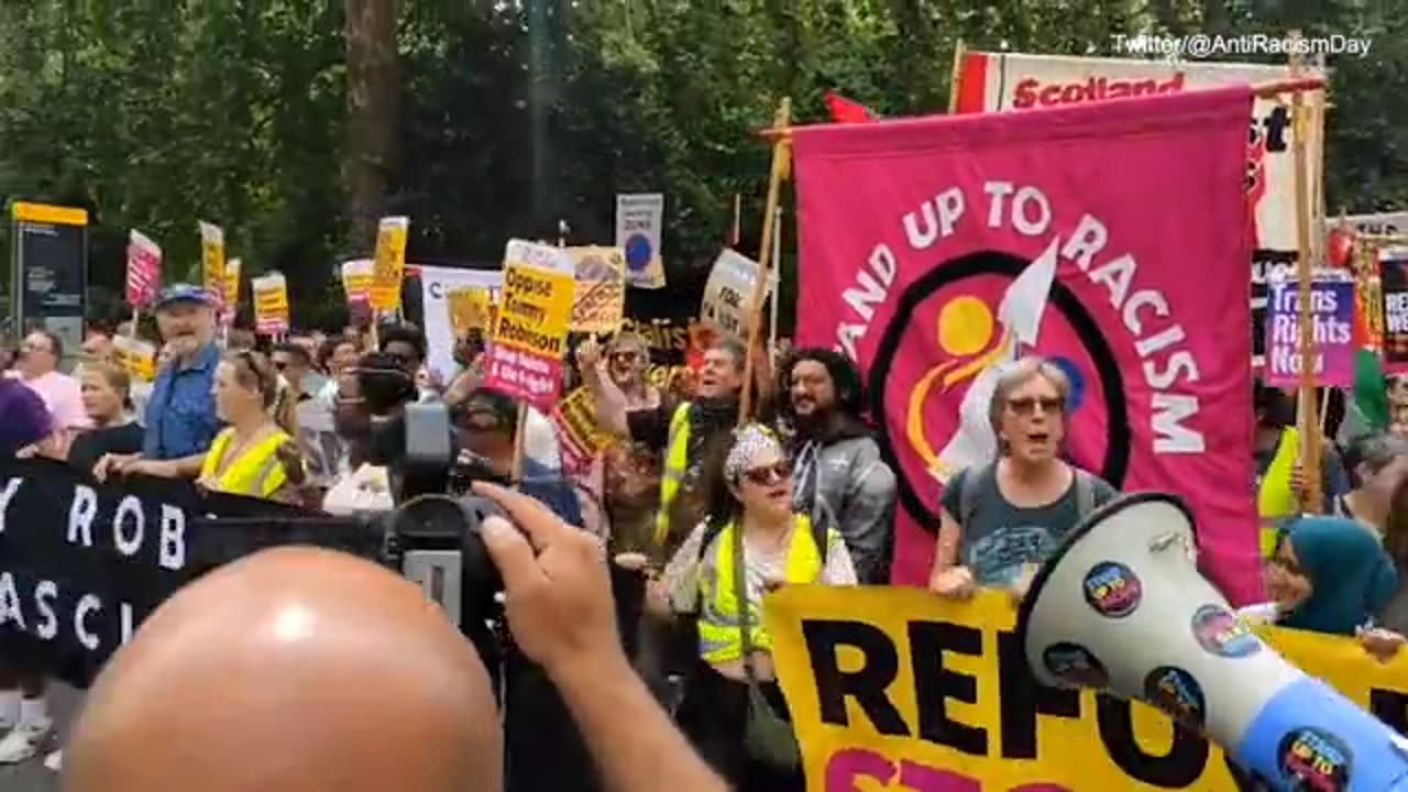 'We are Muslim and we're Jews': Protesters oppose Tommy Robinson