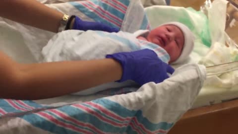 Swaddle a Newborn Baby 3 Easy WaysHow to Swaddle a Baby /