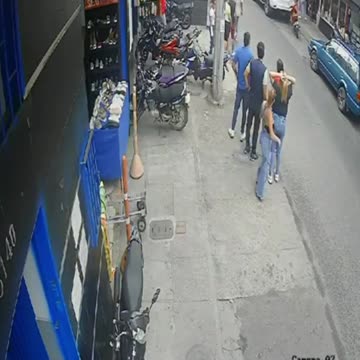 Video registró fleteo en Bucaramanga: delincuentes hurtaron 4 millones de pesos