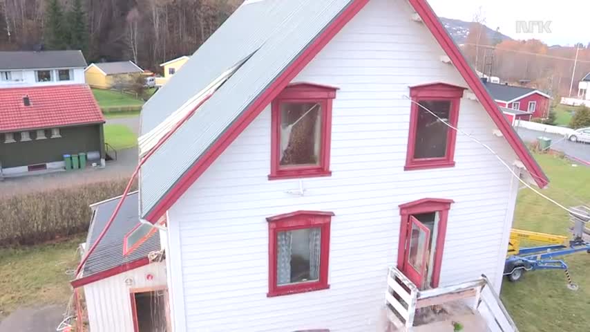 Collapsing floor by filling room with water