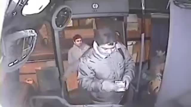 Bus driver fight with robber 💪