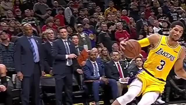 This was an unreal save from Josh Hart 😳