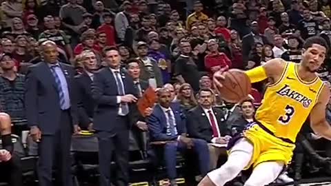 This was an unreal save from Josh Hart 😳
