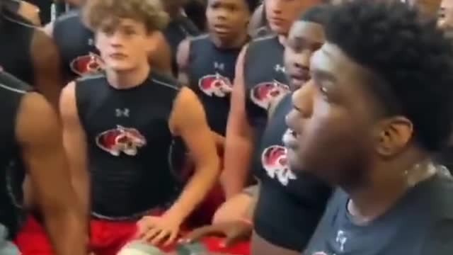 This#coachtellinghisplayershe’sstayingwiththeteamisawesome#football#sports