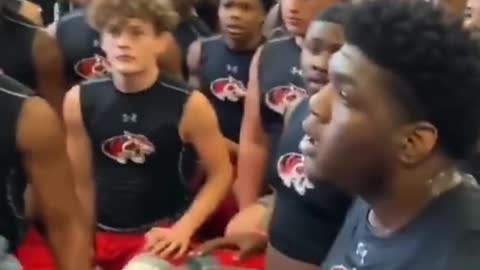This#coachtellinghisplayershe’sstayingwiththeteamisawesome#football#sports
