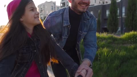 DAD TEACHING DAUGHTER HOW TO RIDE A CYCLE