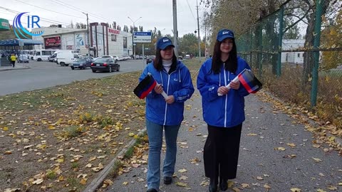 Distribution de petits drapeaux pour le jour du drapeau de la RPD