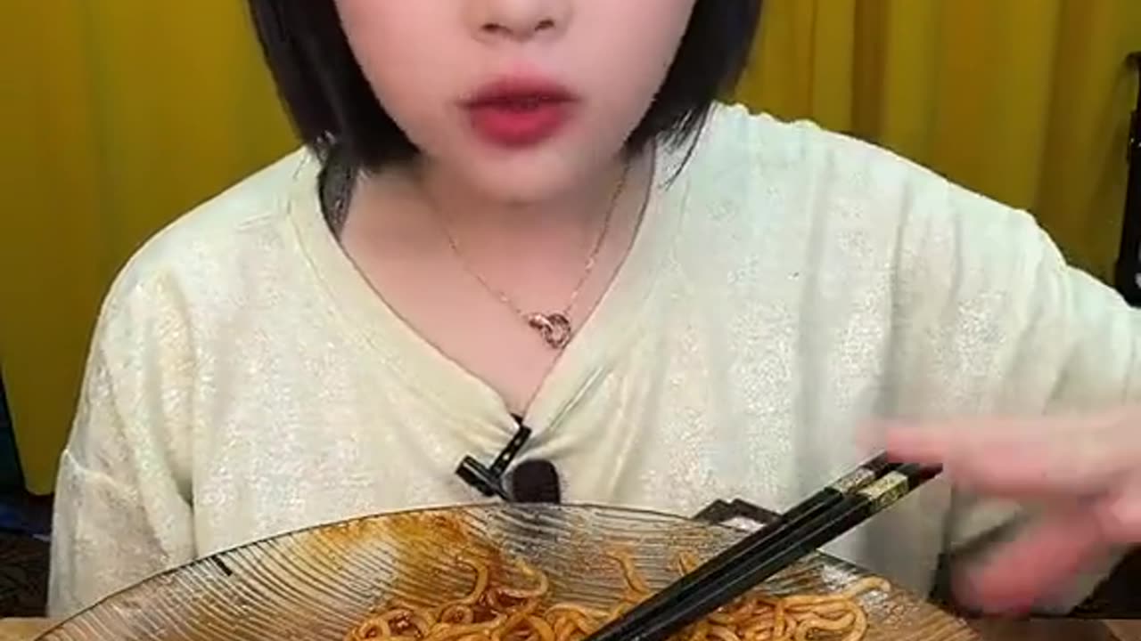 CHINESE SPICY NOODLES EATING