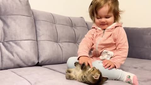 Cute baby meets New baby kitten for thé first Time 🥰🥳😍 2022