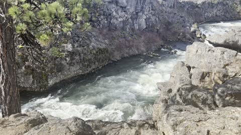 Looking Down on the River Canyon – Deschutes River Trail – Central Oregon – 4K