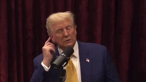 Donald Trump shows Joe Rogan the SCAR on his ear from the ass*ssination attempt. 😲