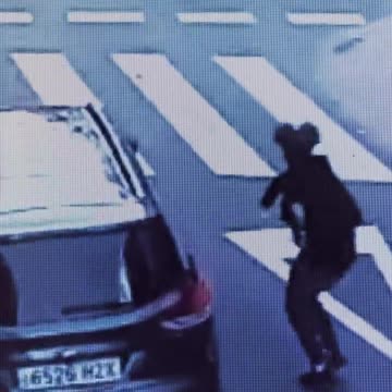 North African migrant chases random people with machete in Valencia.