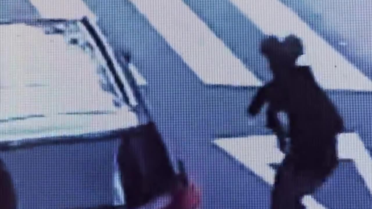 North African migrant chases random people with machete in Valencia.