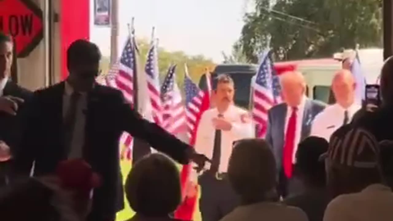 Notice the difference between Kamala Harris & Trump walking in at New York event?