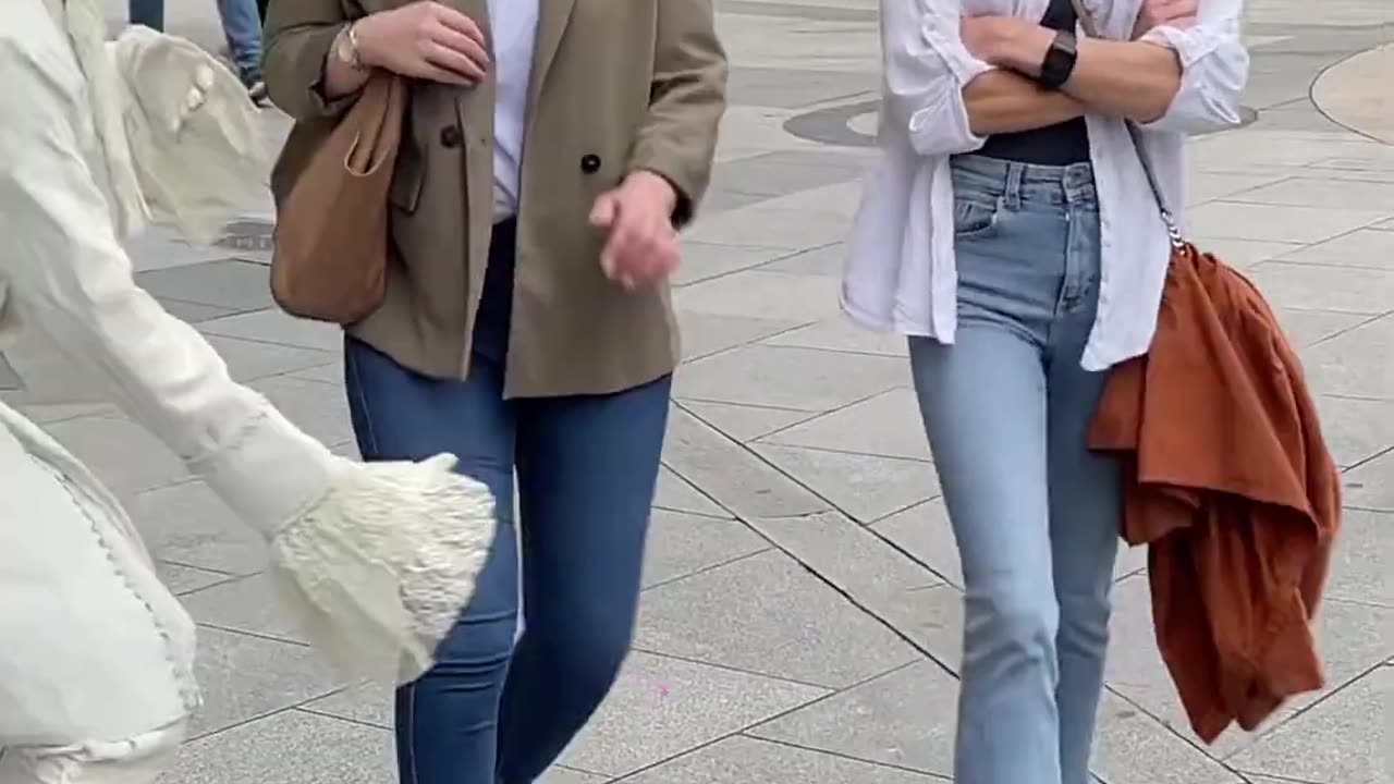 She didn’t expect that 😂💃😂