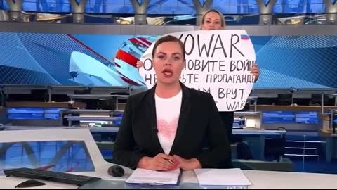 Woman Shows Up on Live Russian Television With "NO WAR" Banner