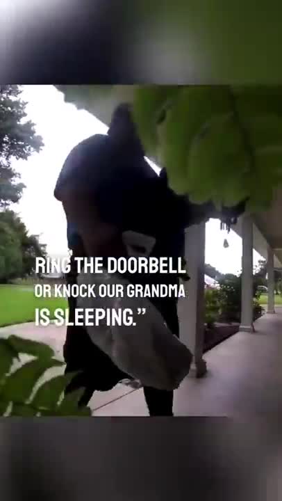 This is the greatest pizza delivery driver of all-time 😂