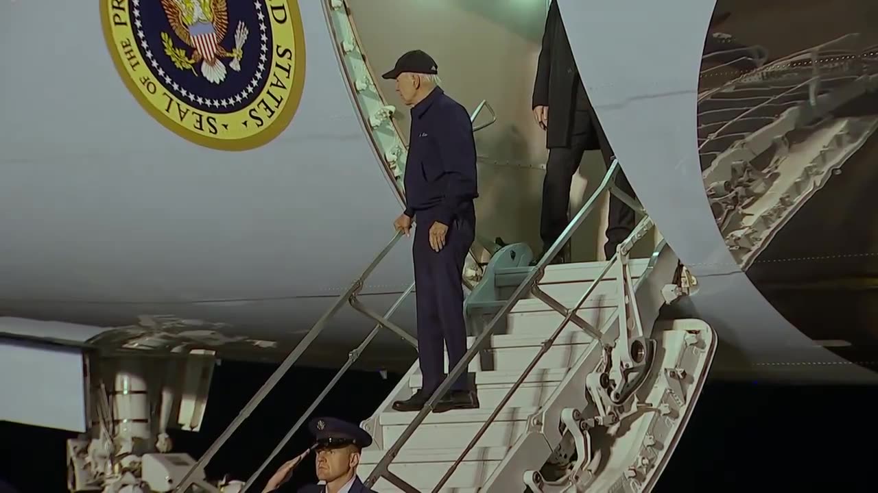 Biden struggling to exit plane after testing positive for COVID