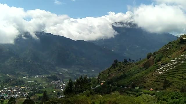 Pemandangan di atas awan