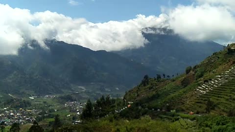 Pemandangan di atas awan