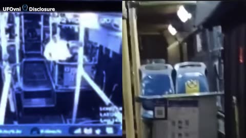 Vidéo une silhouette fantomatique filmée par la vidéosurveillance d'un bus