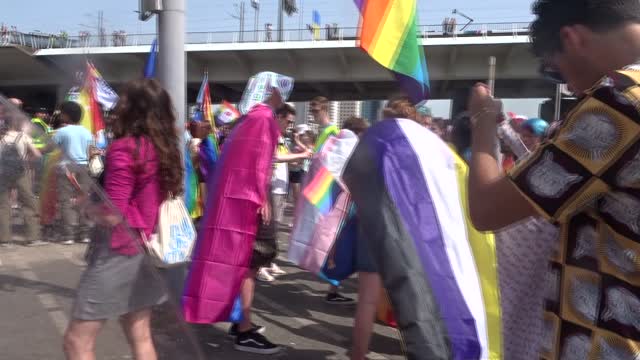 Gay Pride Rotterdam 2022 leuk feestje voor vertrek door de stad vanaf Willemsplein