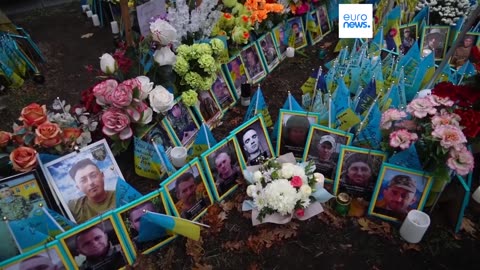 La plaza de la Independencia de Ucrania se llena con banderas en el día 1.000 de la guerra