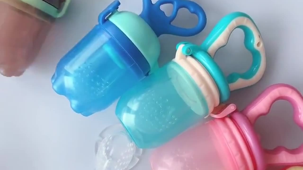 Introduce your little one to solids: Silicone Fruit Feeder – a delicious first step!