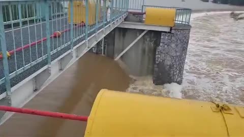 Przelew boczny zbiornika Otmuchów. Woda kanałem ulgi spływa w kierunku Nysy