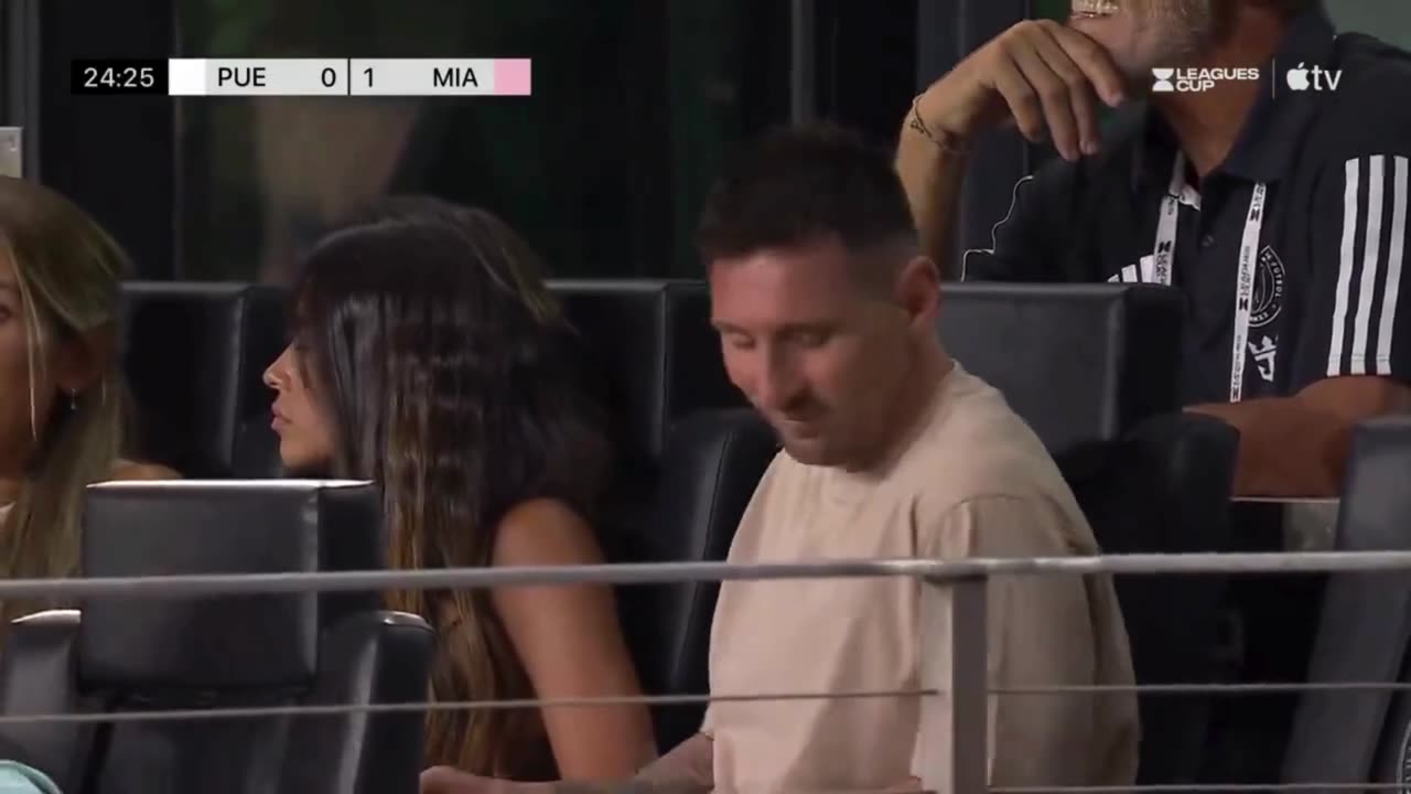 Antonela side eyeing Messi while heโs using his phone ๐
