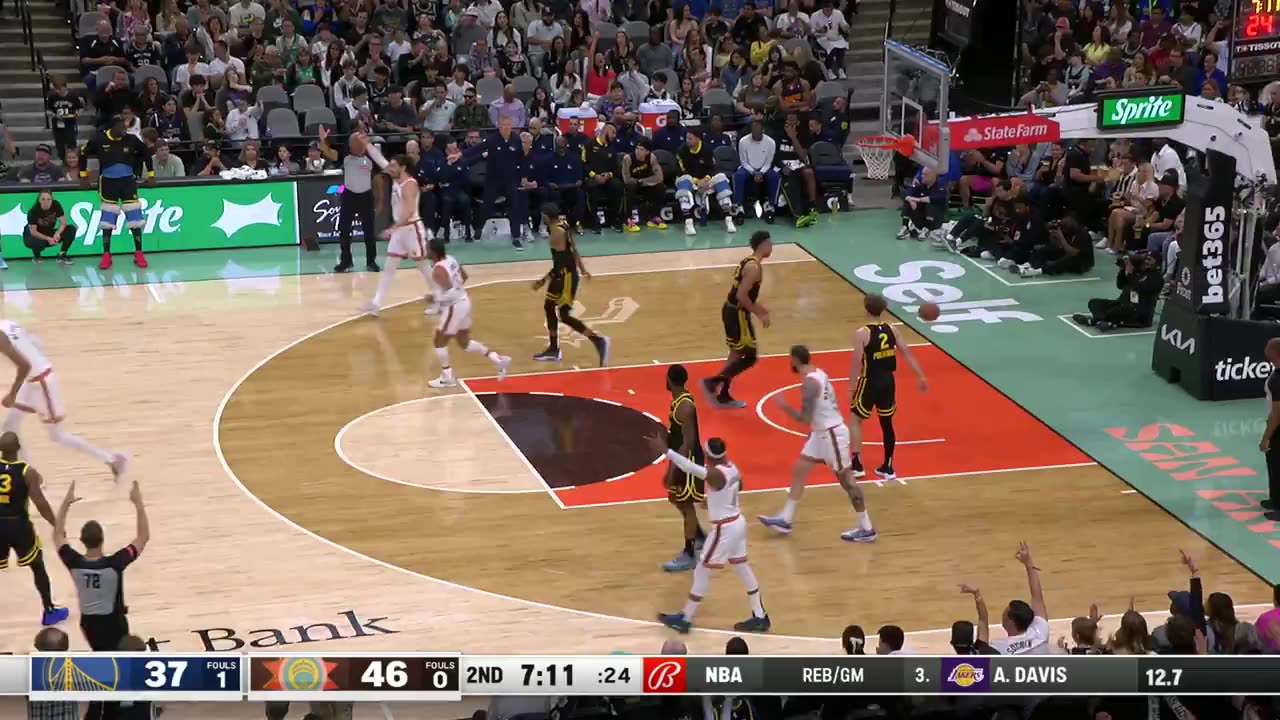 NBA - WEMBY EXPLODES THE TRI-TRACK IN THE FADEAWAY!