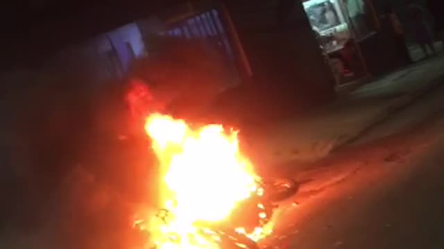 Motocicleta, al parecer de una pareja de ladrones, se incendió en Bucaramanga