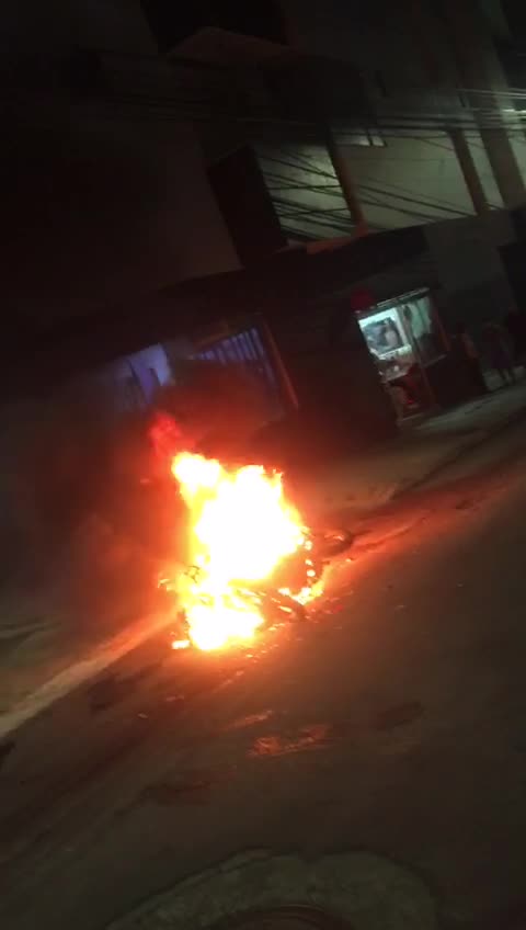 Motocicleta, al parecer de una pareja de ladrones, se incendió en Bucaramanga