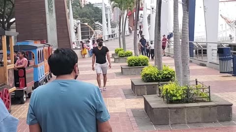 Walking on the malecón Quayaquil Ecuador 🇪🇨