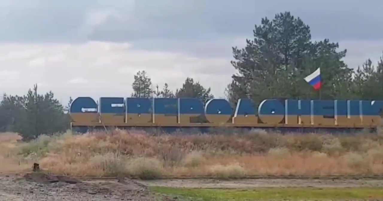 The Russian flag was installed on the "Severodonetsk" stele at the entrance to the city